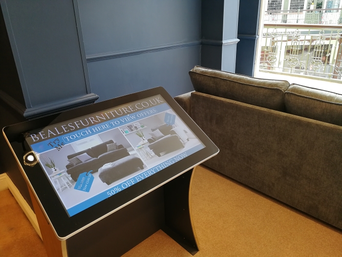 Can shop window digital displays help retail fight back?